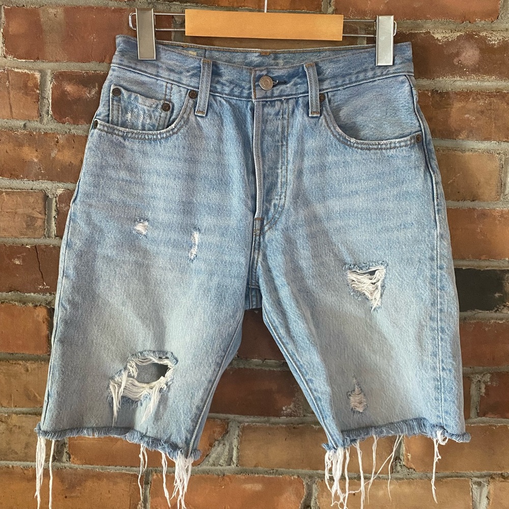 LEVI’S 501 distressed mid thigh shorts button fly light wash denim size 25